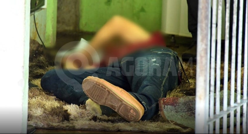 Homem é assassinado dentro de quitinete em MT; bilhete é deixado ao lado de corpo