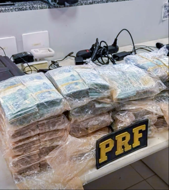 PRF apreende quase R$ 1 milhão em dinheiro vivo em fundo falso de veículo em Cuiabá