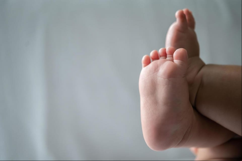 Bebê de um ano morre após possível engasgo durante amamentação