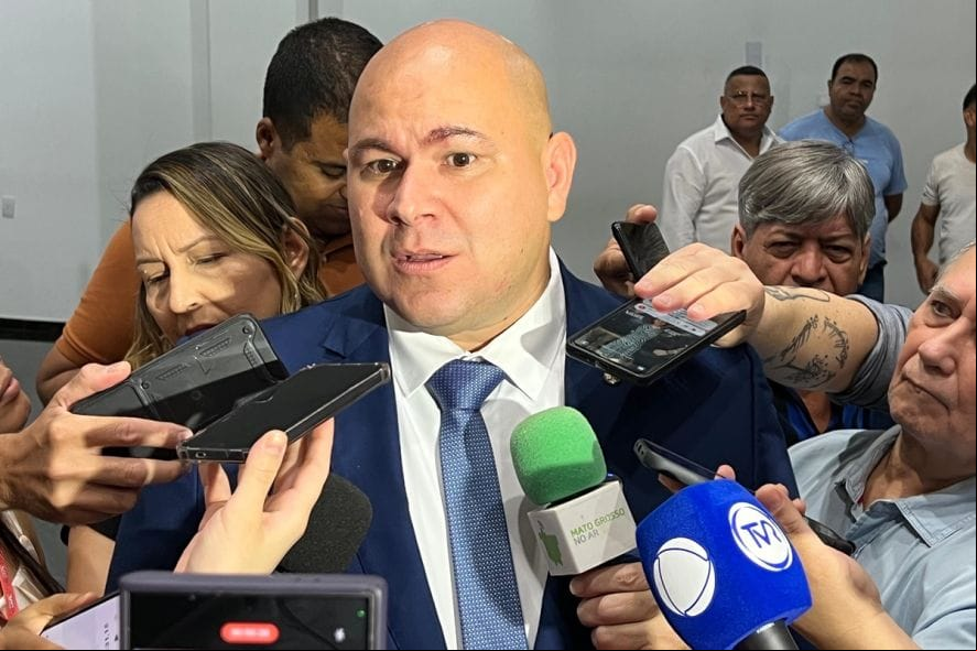 Abílio prevê derrota da esquerda em 2026 e alfineta Fávaro: “torço para que saia da política”