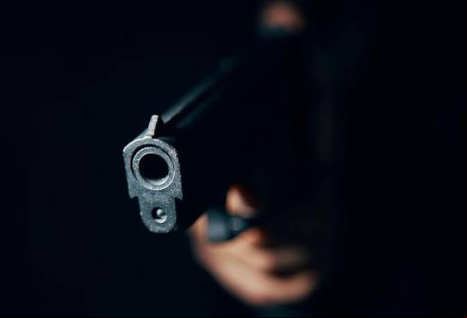 Jovem suplica para não morrer antes de ser executado com três tiros em kitnet