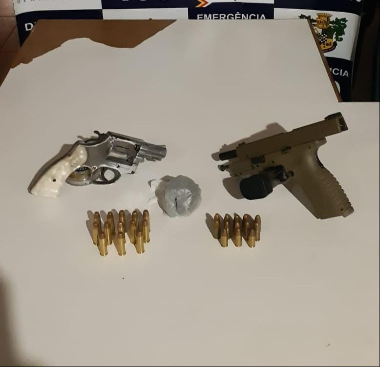 Homem é preso com armas de fogo, munições e maconha em zona rural
