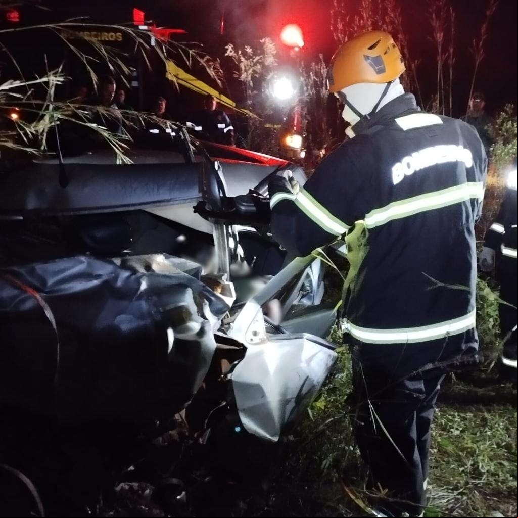 Capotamento de Uno mata motorista e deixa ageiro ferido em rodovia estadual