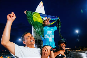 Italo Ferreira conquista título em Abu Dhabi e vira número 1 do mundo