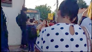 Empresa tem ônibus apreendidos por falta de pagamento e moradores são afetados