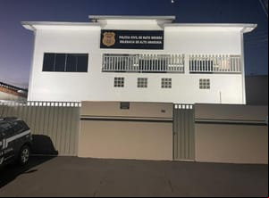 Homem não aceita fim de relação, invade trabalho da ex-mulher e tenta matá-la
