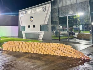 PM apreende Hilux abarrotada com R$ 7,5 milhões em drogas na fronteira de MT; vídeo