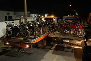 PM e Prefeitura de Cuiabá removem 25 veículos irregulares no bairro Pedra 90