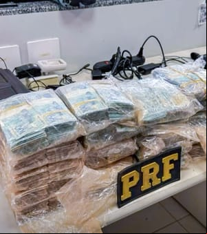 PRF apreende quase R$ 1 milhão em dinheiro vivo em fundo falso de veículo em Cuiabá