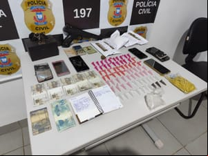 Gardenal do Comando Vermelho é preso com drogas, pistola falsa e dinheiro em boca de fumo