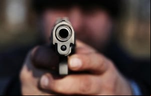 Homem invade casa e mata ex-amante com tiros na cabeça; marido presenciou crime