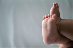 Bebê de um ano morre após possível engasgo durante amamentação