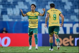 Cuiabá vira sobre o Athletico-PR na Arena Pantanal e assume a liderança da Série B; veja gols