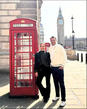 Em viagem a Europa, vereadora Maysa Leão celebra aniversário de casamento