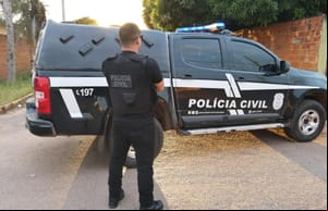 Servidora que atuava como escrivã é presa por furtar armas apreendidas em delegacia