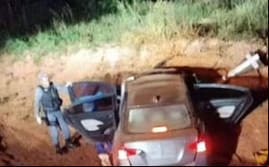 Homem morre e três ficam feridos após carro colidir com barranco em MT