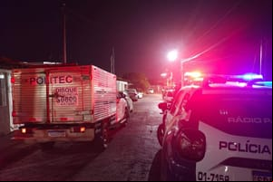 Policial militar assassina a esposa dentro de casa e foge com os filhos