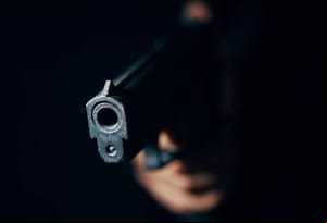 Jovem suplica para não morrer antes de ser executado com três tiros em kitnet
