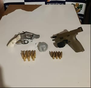 Homem é preso com armas de fogo, munições e maconha em zona rural