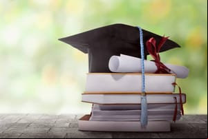 Faculdade deverá indenizar estudante impedida de entregar TCC após concluir curso