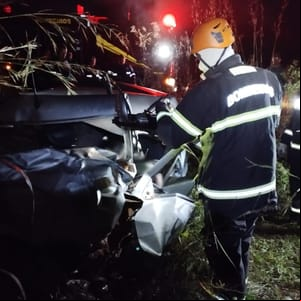 Capotamento de Uno mata motorista e deixa ageiro ferido em rodovia estadual