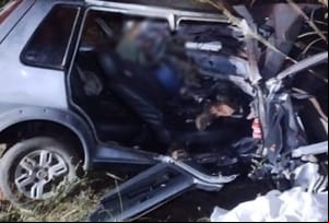 Motorista morre e ageiro fica ferido após carro sair da  pista e capotar na MT-130