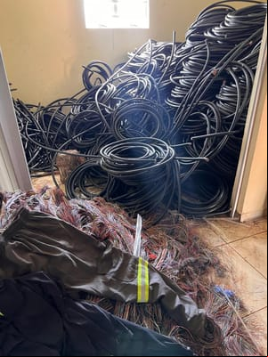 Bando se a por funcionários de telefonia e furta 5,8 toneladas de fios de cobre e de fibra óptica