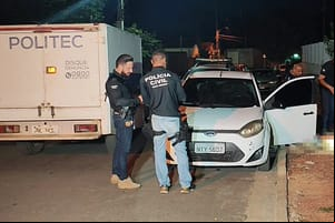 Jovem de 25 anos é assassinado a tiros dentro de carro em bairro de Cuiabá por dupla em motocicleta