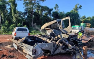 Duas pessoas morrem carbonizadas em colisão frontal entre caminhão e Hilux