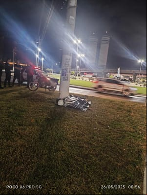 Jovem de 19 anos que empinava moto morre ao perder controle e colidir com poste em VG