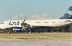 Avião faz pouso de emergência  com suspeita de vazamento de fluido hidráulico; veja vídeo