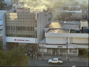 Agência do banco Santander no centro de Cuiabá pega fogo e é evacuada; vídeo