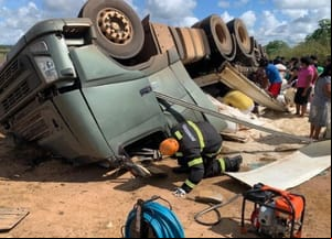 Motorista morre após carreta carregada de arroz tombar na BR-070