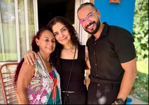 Letícia Sabatella visita o quintal de Dona Domingas durante filmagens em MT