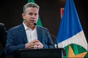 Mauro Mendes anuncia doação de casa a mãe que perdeu filho em incêndio em Cuiabá; vídeo
