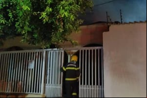 Incêndio de grandes proporções destrói residência no A 1 em Cuiabá