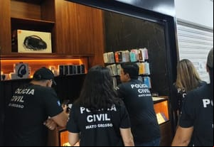 Donos de lojas em shoppings de Cuiabá e Várzea Grande são presos por vender celulares roubados