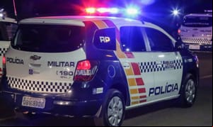 Homem é executado a tiros dentro de bar e amigo fica gravemente ferido
