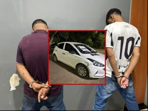 Bandidos rendem mulheres com arma falsa e roubam carro em perto de supermercado