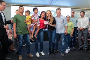 “Nosso compromisso é proporcionar moradias dignas“, afirma primeira-dama em entrega de 213 casas